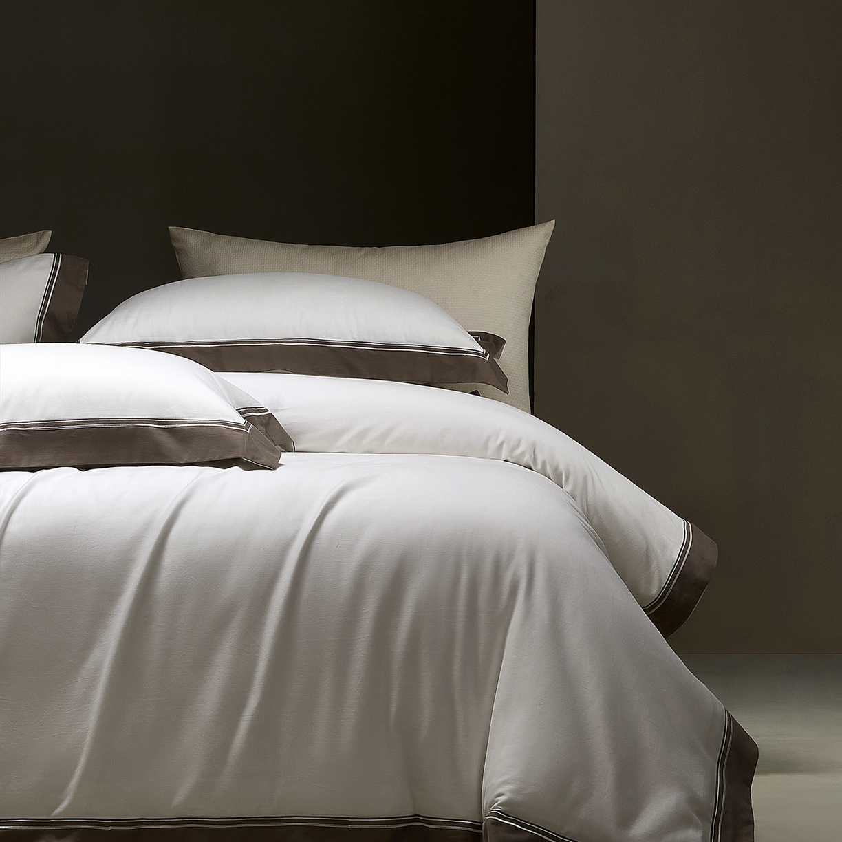 91家纺网 家纺一手货源 找家纺 佳汐蓝家纺 2025新款100支全棉色织提花臻棉绣花四件套-利雅系列 利雅-贵族白