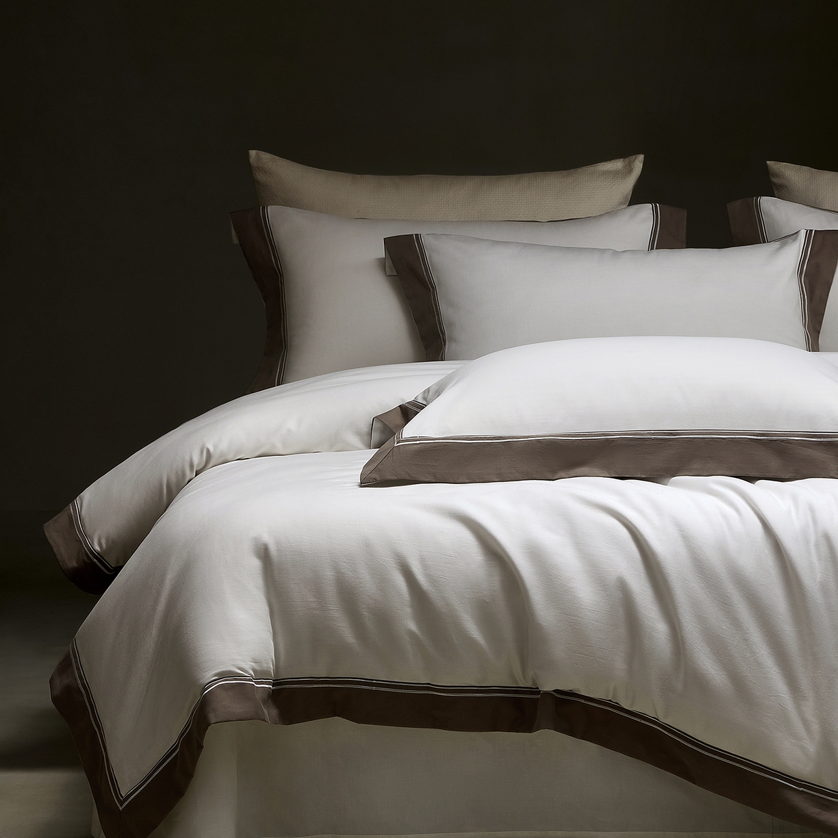 91家纺网 家纺一手货源 找家纺 佳汐蓝家纺 2025新款100支全棉色织提花臻棉绣花四件套-利雅系列 利雅-贵族白