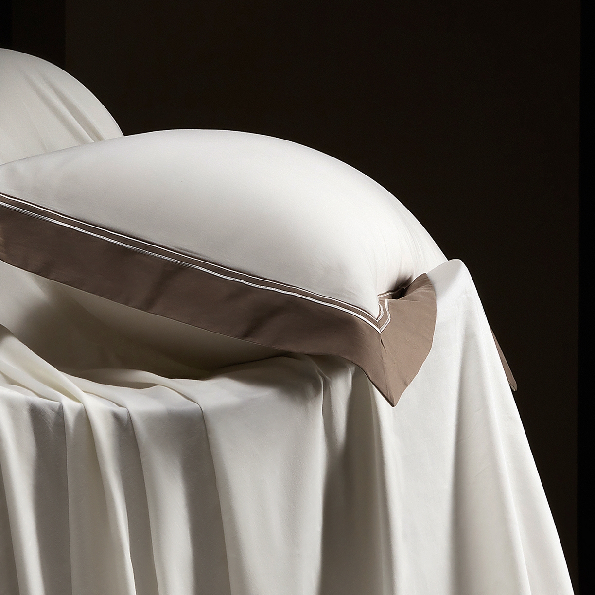 91家纺网 家纺一手货源 找家纺 佳汐蓝家纺 2025新款100支全棉色织提花臻棉绣花四件套-利雅系列 利雅-贵族白