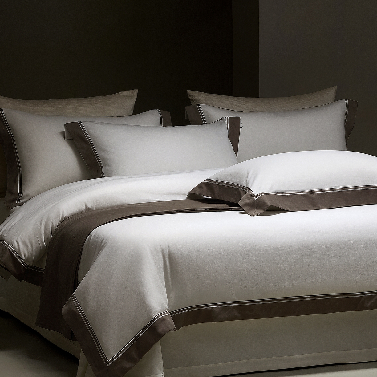 91家纺网 家纺一手货源 找家纺 佳汐蓝家纺 2025新款100支全棉色织提花臻棉绣花四件套-利雅系列 利雅-贵族白