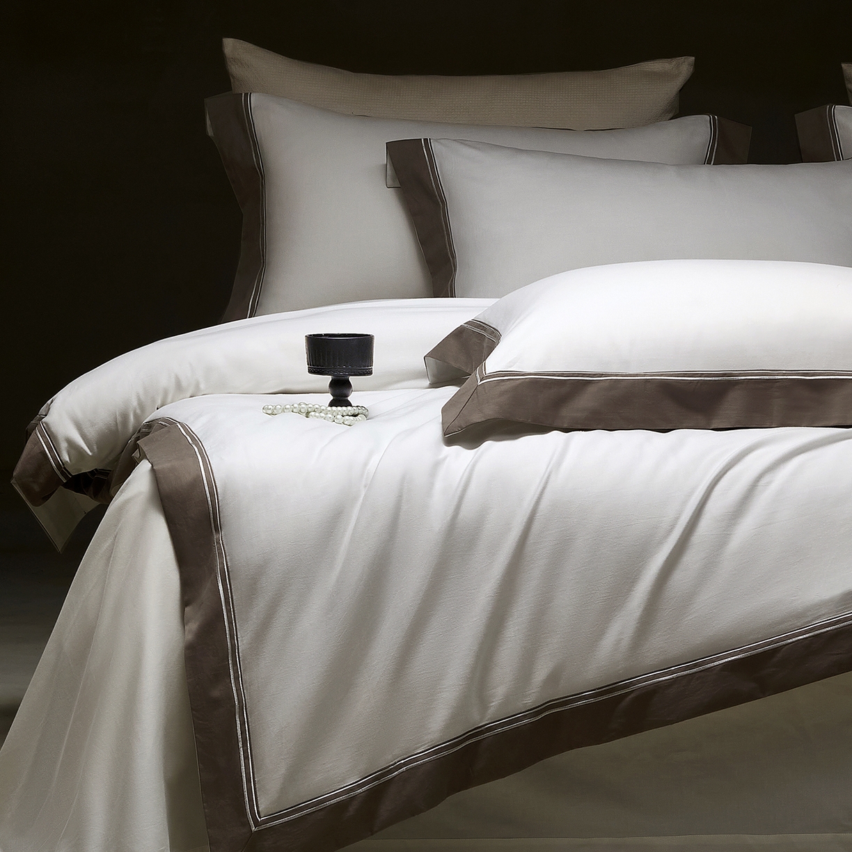 91家纺网 家纺一手货源 找家纺 佳汐蓝家纺 2025新款100支全棉色织提花臻棉绣花四件套-利雅系列 利雅-贵族白