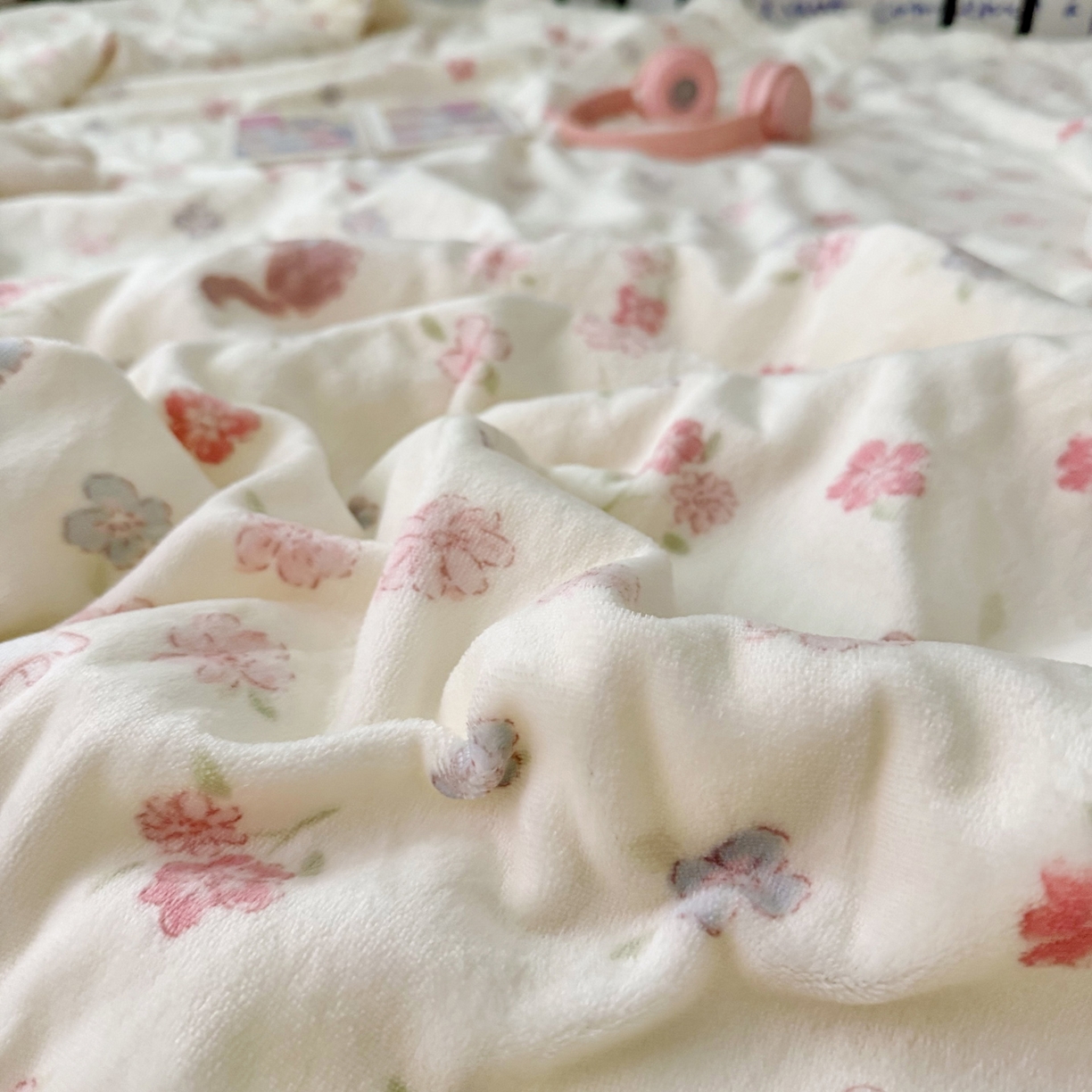 91家纺网 家纺一手货源 找家纺 大元 2025新款ins加厚小清新牛奶绒羊羔绒毛毯午睡毯沙发盖毯 花园小猫咪