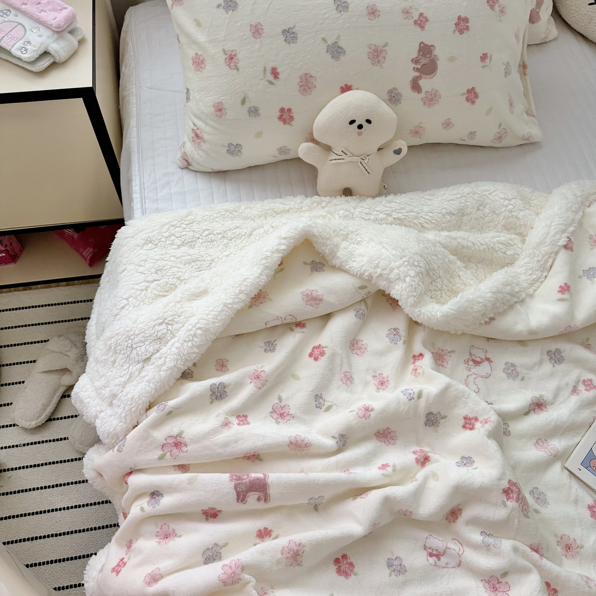 91家纺网 家纺一手货源 找家纺 大元 2025新款ins加厚小清新牛奶绒羊羔绒毛毯午睡毯沙发盖毯 花园小猫咪