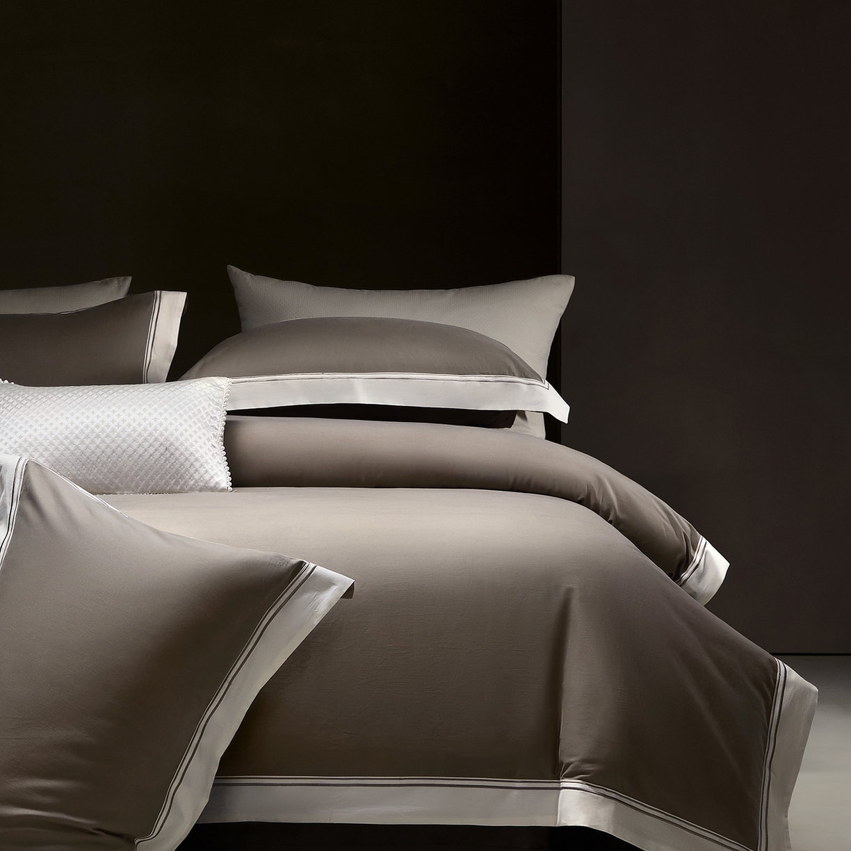 91家纺网 家纺一手货源 找家纺 佳汐蓝家纺 2025新款100支全棉色织提花臻棉绣花四件套-利雅系列 利雅-灰咖