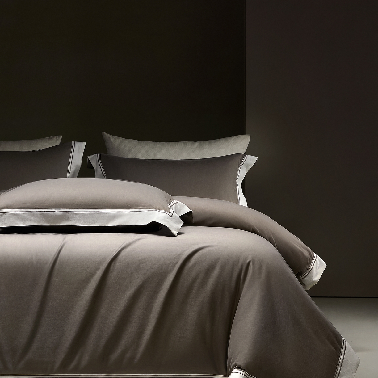 91家纺网 家纺一手货源 找家纺 佳汐蓝家纺 2025新款100支全棉色织提花臻棉绣花四件套-利雅系列 利雅-灰咖