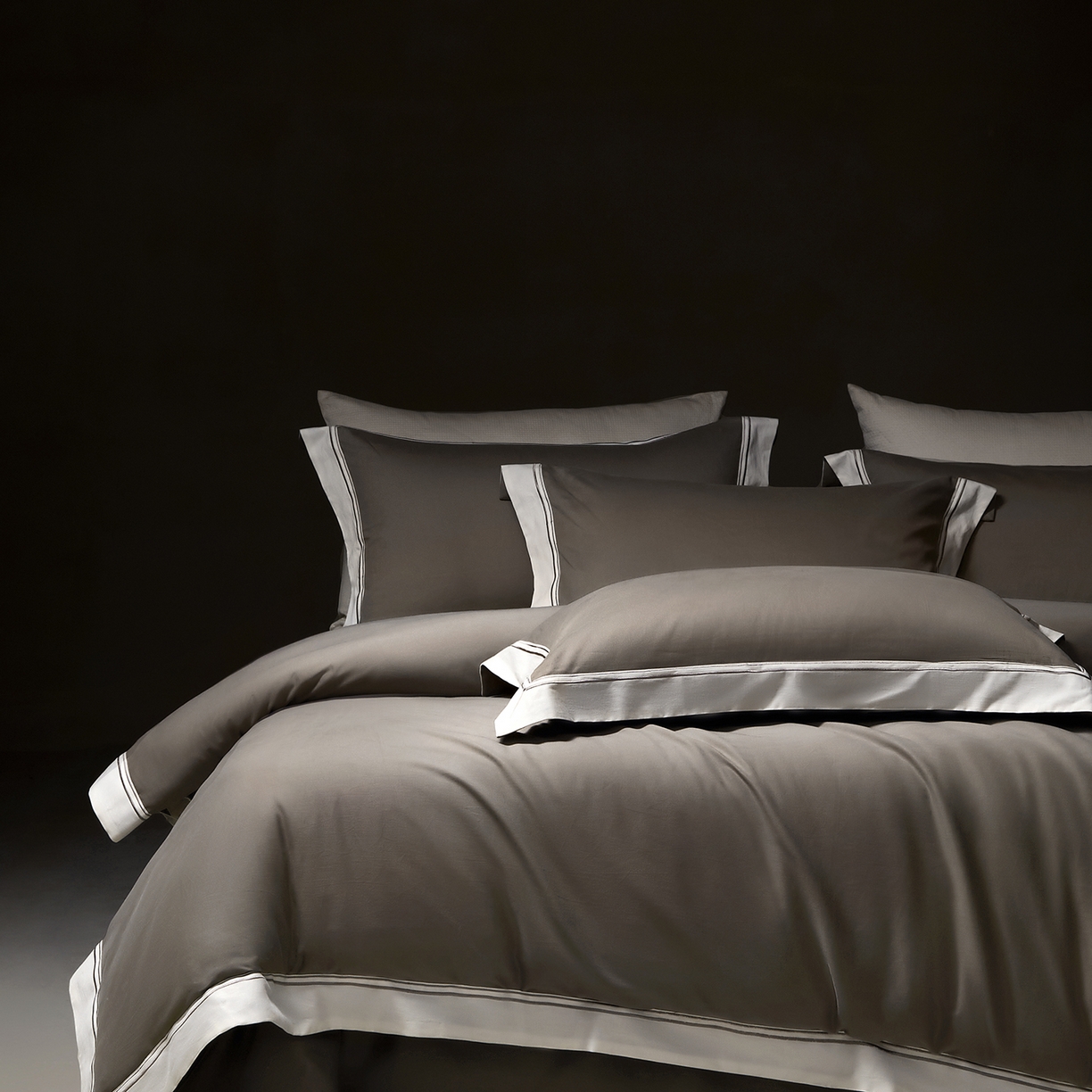 91家纺网 家纺一手货源 找家纺 佳汐蓝家纺 2025新款100支全棉色织提花臻棉绣花四件套-利雅系列 利雅-灰咖