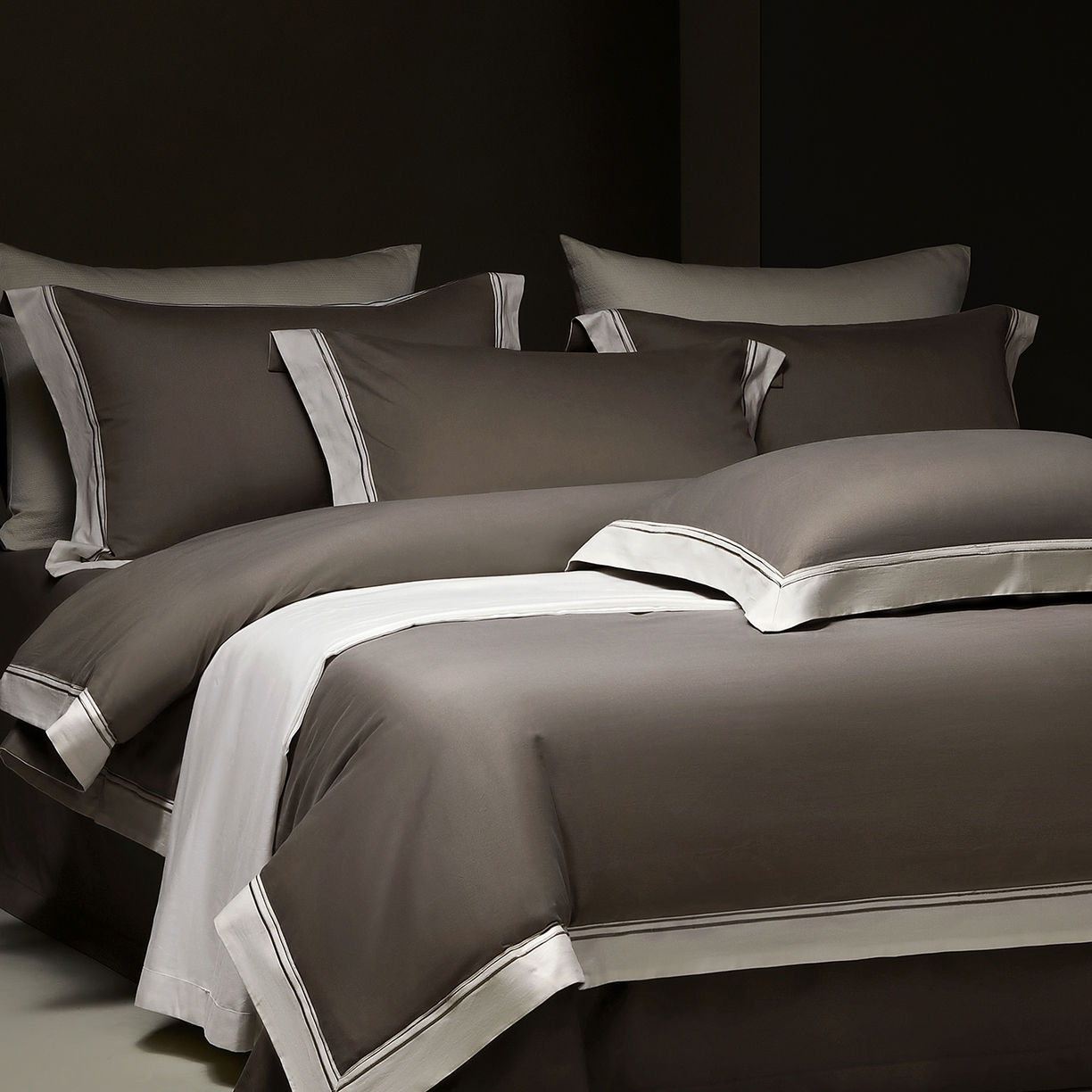 91家纺网 家纺一手货源 找家纺 佳汐蓝家纺 2025新款100支全棉色织提花臻棉绣花四件套-利雅系列 利雅-灰咖