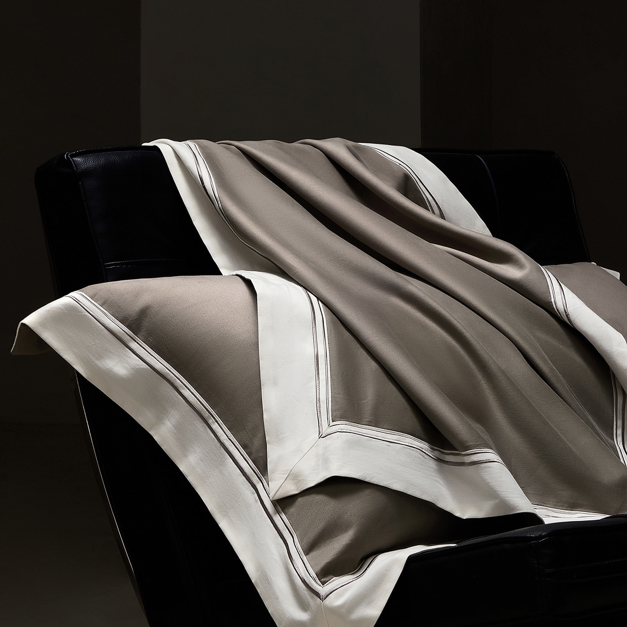 91家纺网 家纺一手货源 找家纺 佳汐蓝家纺 2025新款100支全棉色织提花臻棉绣花四件套-利雅系列 利雅-灰咖