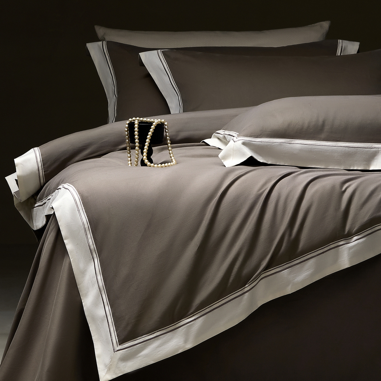 91家纺网 家纺一手货源 找家纺 佳汐蓝家纺 2025新款100支全棉色织提花臻棉绣花四件套-利雅系列 利雅-灰咖