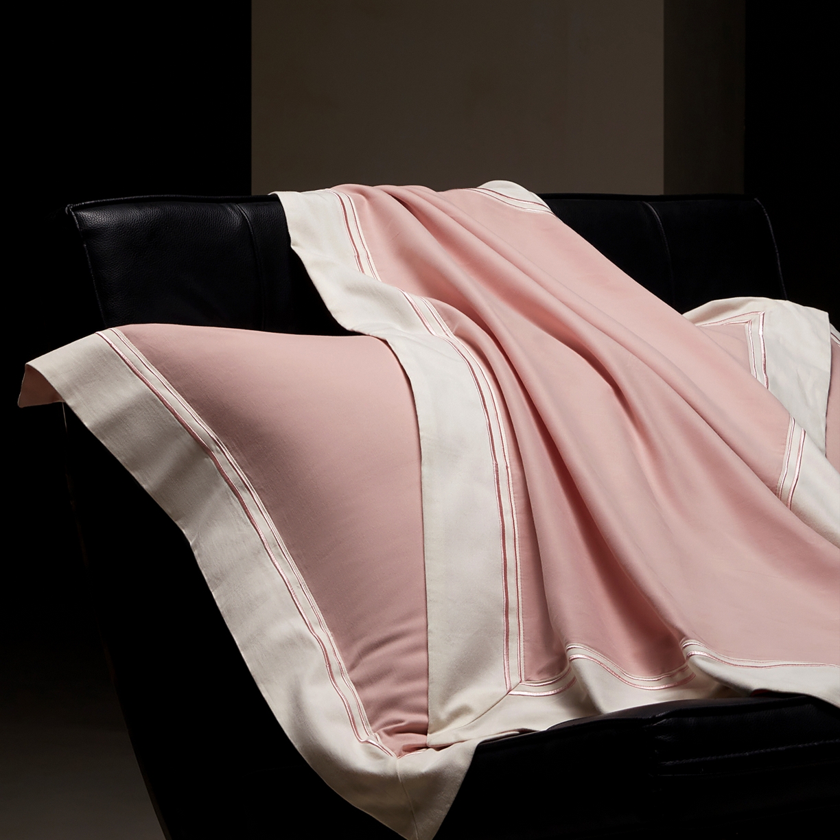 91家纺网 家纺一手货源 找家纺 佳汐蓝家纺 2025新款100支全棉色织提花臻棉绣花四件套-利雅系列 利雅-妮娜粉