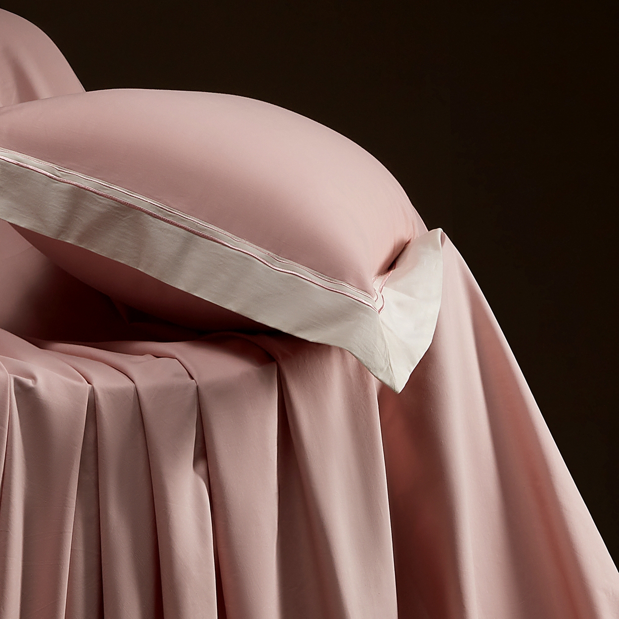 91家纺网 家纺一手货源 找家纺 佳汐蓝家纺 2025新款100支全棉色织提花臻棉绣花四件套-利雅系列 利雅-妮娜粉