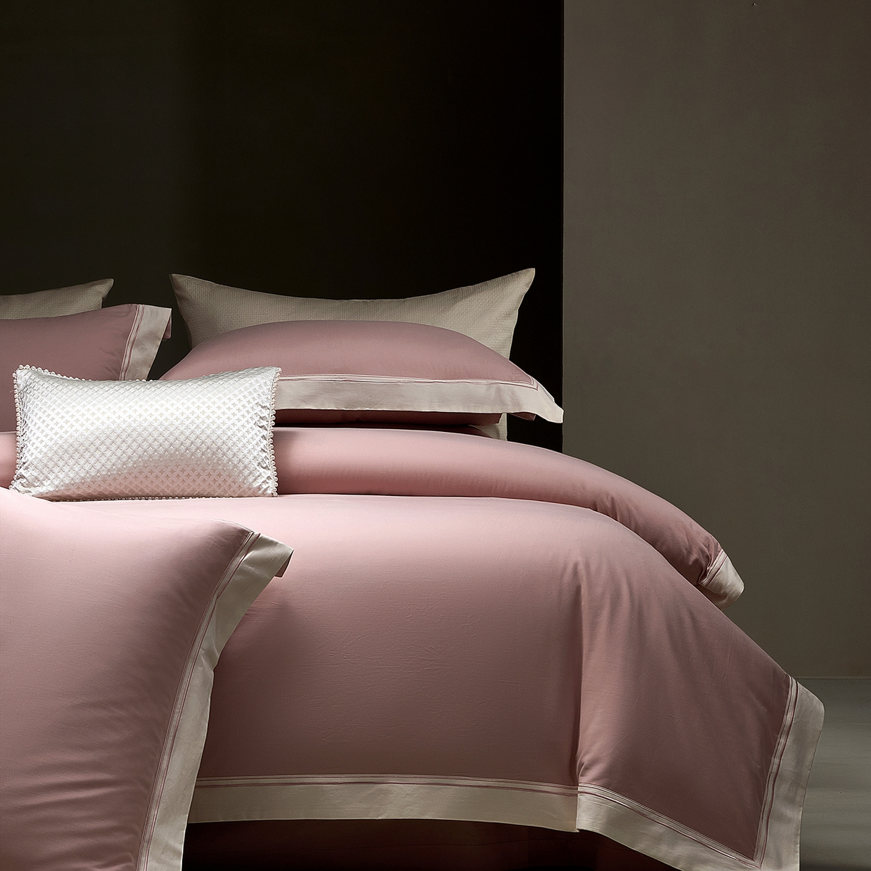 91家纺网 家纺一手货源 找家纺 佳汐蓝家纺 2025新款100支全棉色织提花臻棉绣花四件套-利雅系列 利雅-妮娜粉