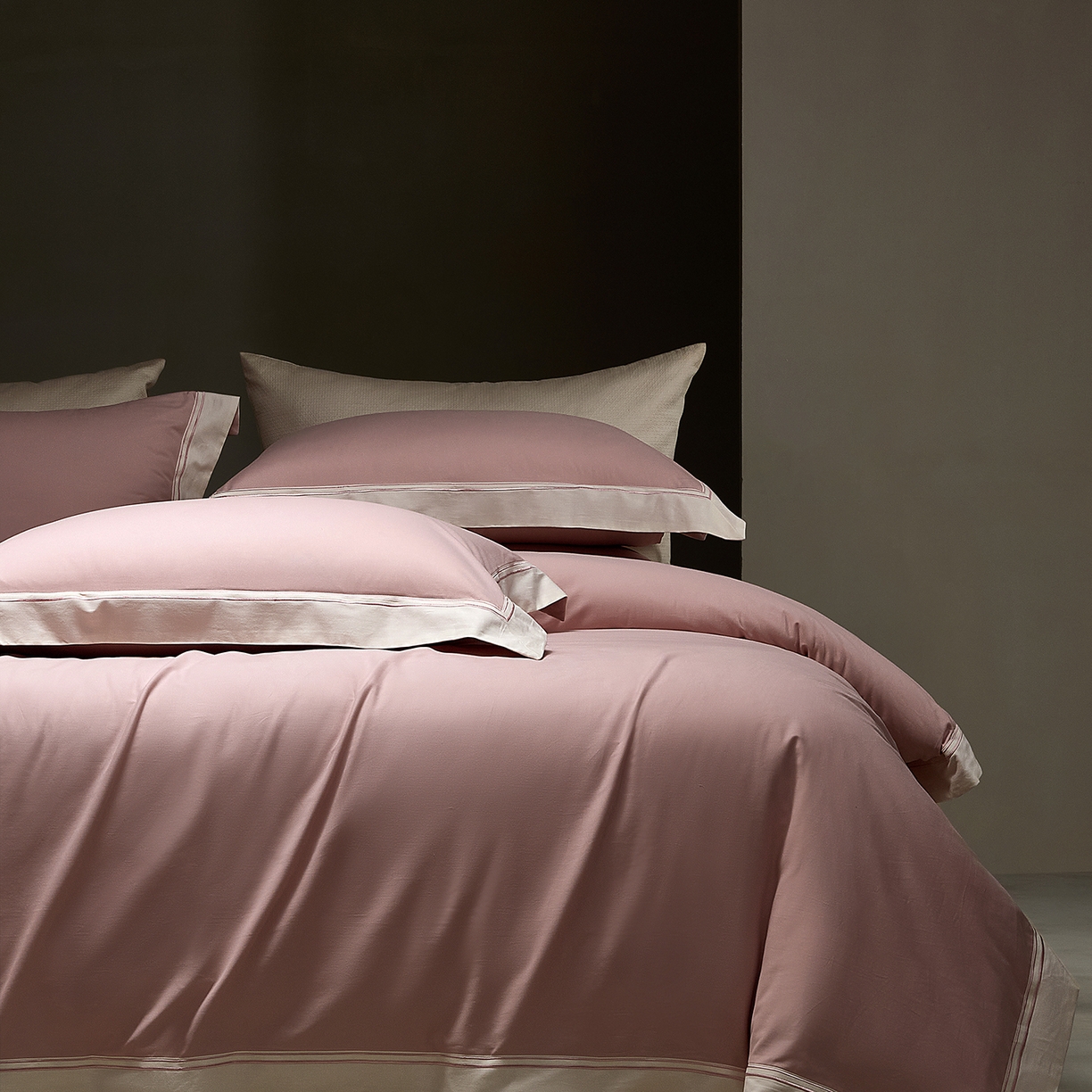 91家纺网 家纺一手货源 找家纺 佳汐蓝家纺 2025新款100支全棉色织提花臻棉绣花四件套-利雅系列 利雅-妮娜粉