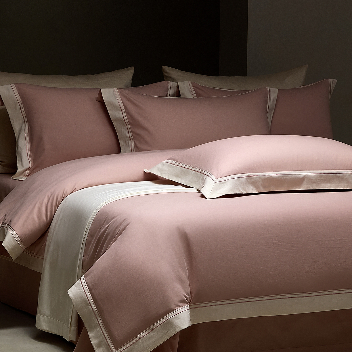 91家纺网 家纺一手货源 找家纺 佳汐蓝家纺 2025新款100支全棉色织提花臻棉绣花四件套-利雅系列 利雅-妮娜粉