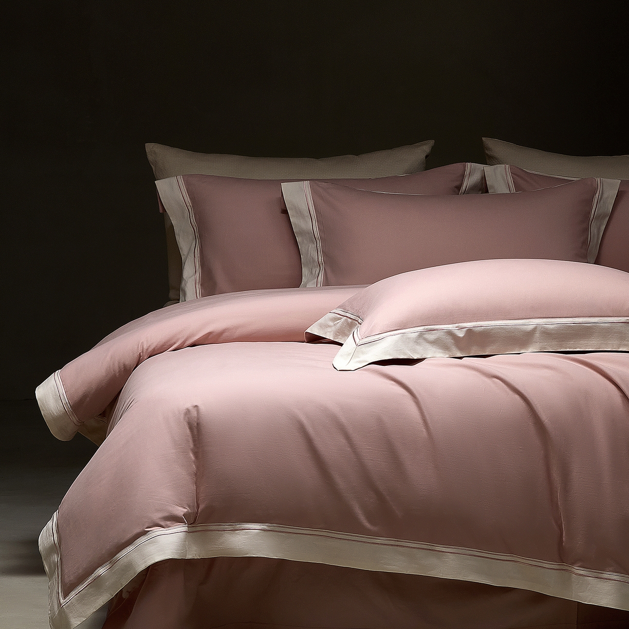 91家纺网 家纺一手货源 找家纺 佳汐蓝家纺 2025新款100支全棉色织提花臻棉绣花四件套-利雅系列 利雅-妮娜粉