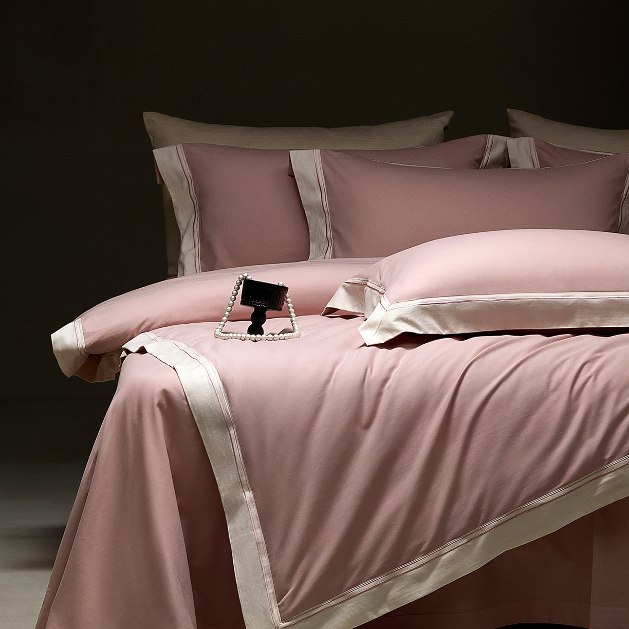 91家纺网 家纺一手货源 找家纺 佳汐蓝家纺 2025新款100支全棉色织提花臻棉绣花四件套-利雅系列 利雅-妮娜粉