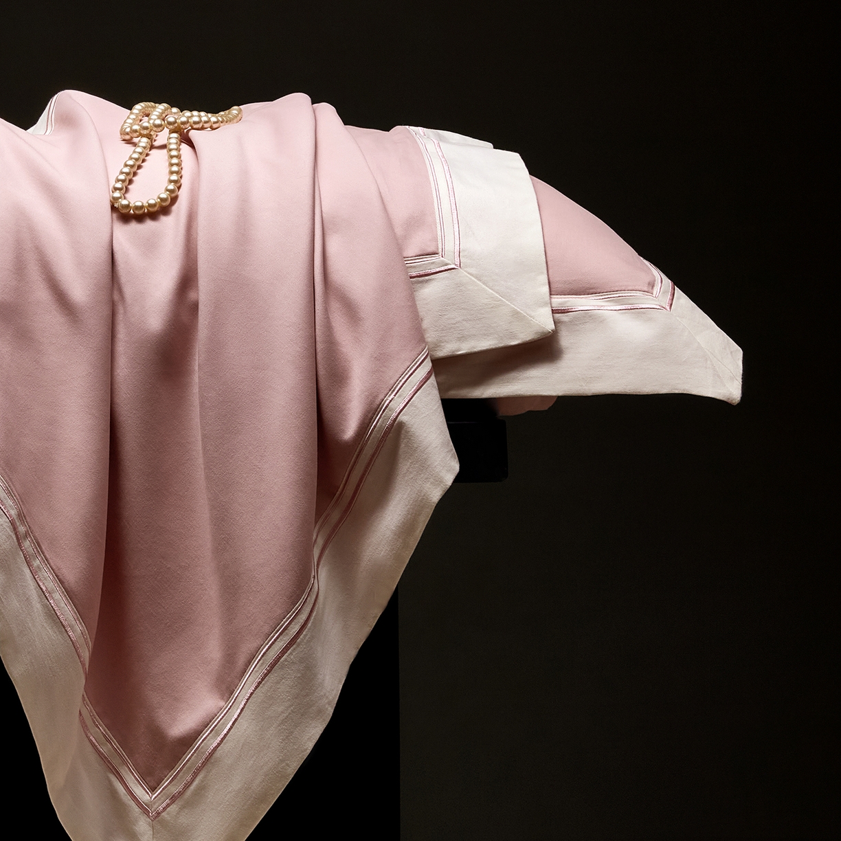 91家纺网 家纺一手货源 找家纺 佳汐蓝家纺 2025新款100支全棉色织提花臻棉绣花四件套-利雅系列 利雅-妮娜粉