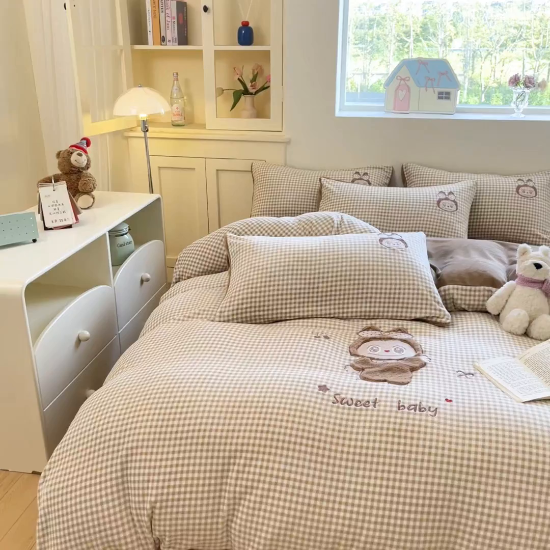 91家纺网 家纺一手货源 找家纺 （总）沐慕 2025新款200克牛奶绒贴布绣四件套