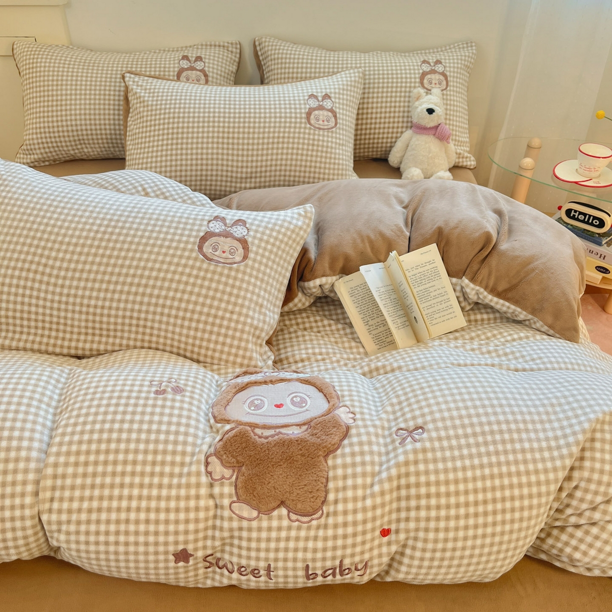 91家纺网 家纺一手货源 找家纺 沐慕 2025新款200克牛奶绒贴布绣四件套 咖格布布