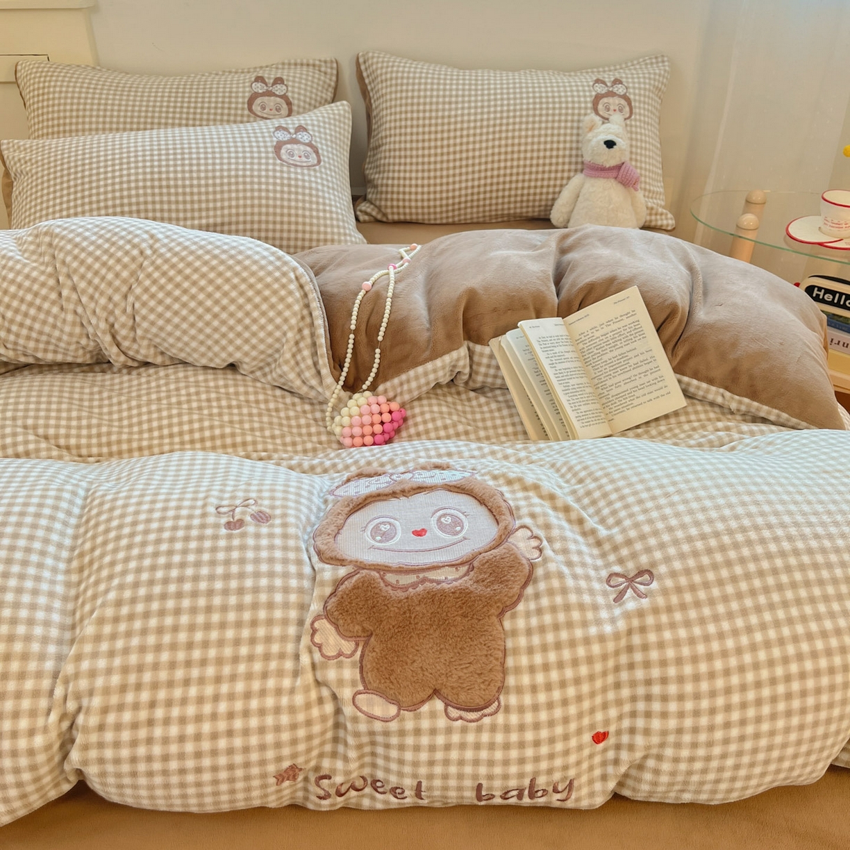 91家纺网 家纺一手货源 找家纺 沐慕 2025新款200克牛奶绒贴布绣四件套 咖格布布