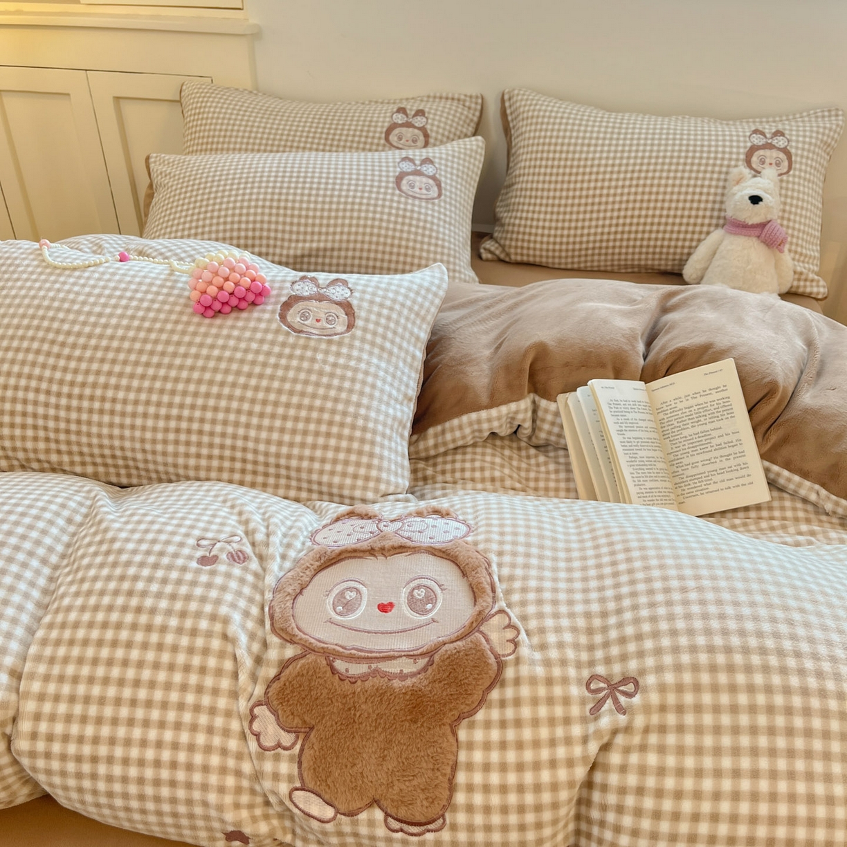 91家纺网 家纺一手货源 找家纺 沐慕 2025新款200克牛奶绒贴布绣四件套 咖格布布