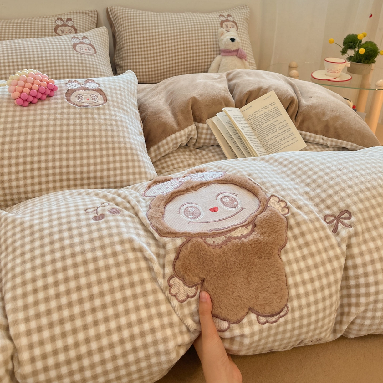 91家纺网 家纺一手货源 找家纺 沐慕 2025新款200克牛奶绒贴布绣四件套 咖格布布