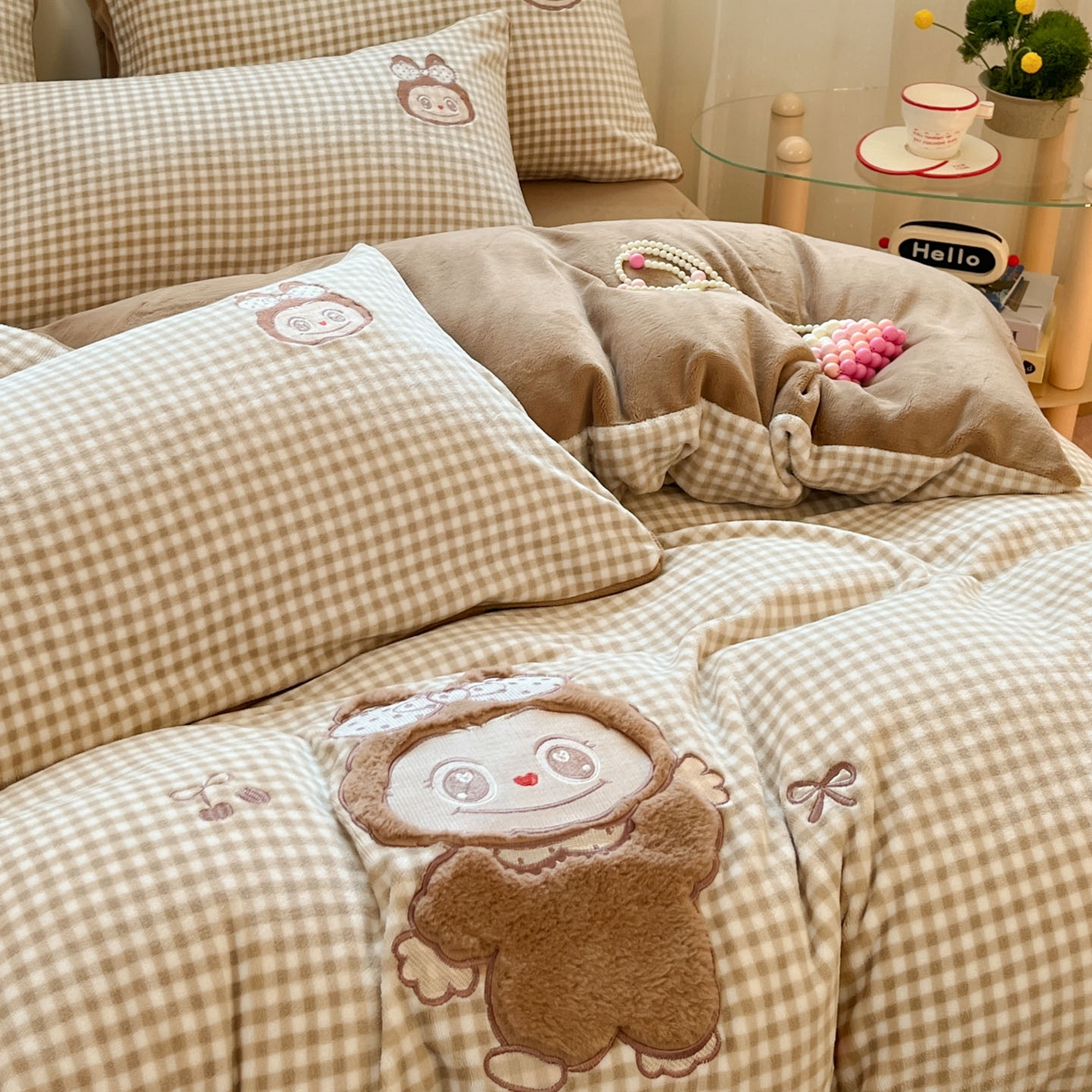 91家纺网 家纺一手货源 找家纺 沐慕 2025新款200克牛奶绒贴布绣四件套 咖格布布