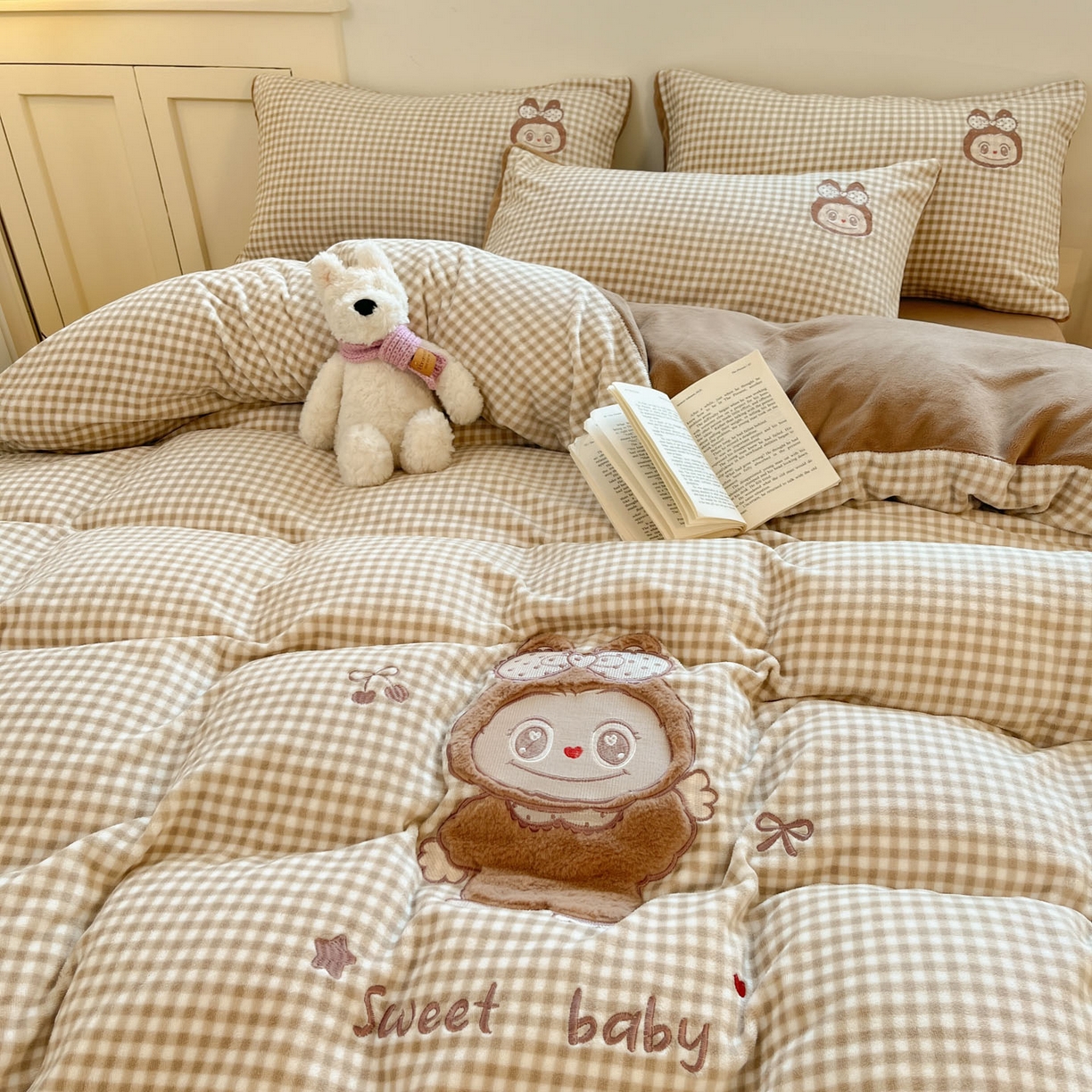 91家纺网 家纺一手货源 找家纺 沐慕 2025新款200克牛奶绒贴布绣四件套 咖格布布