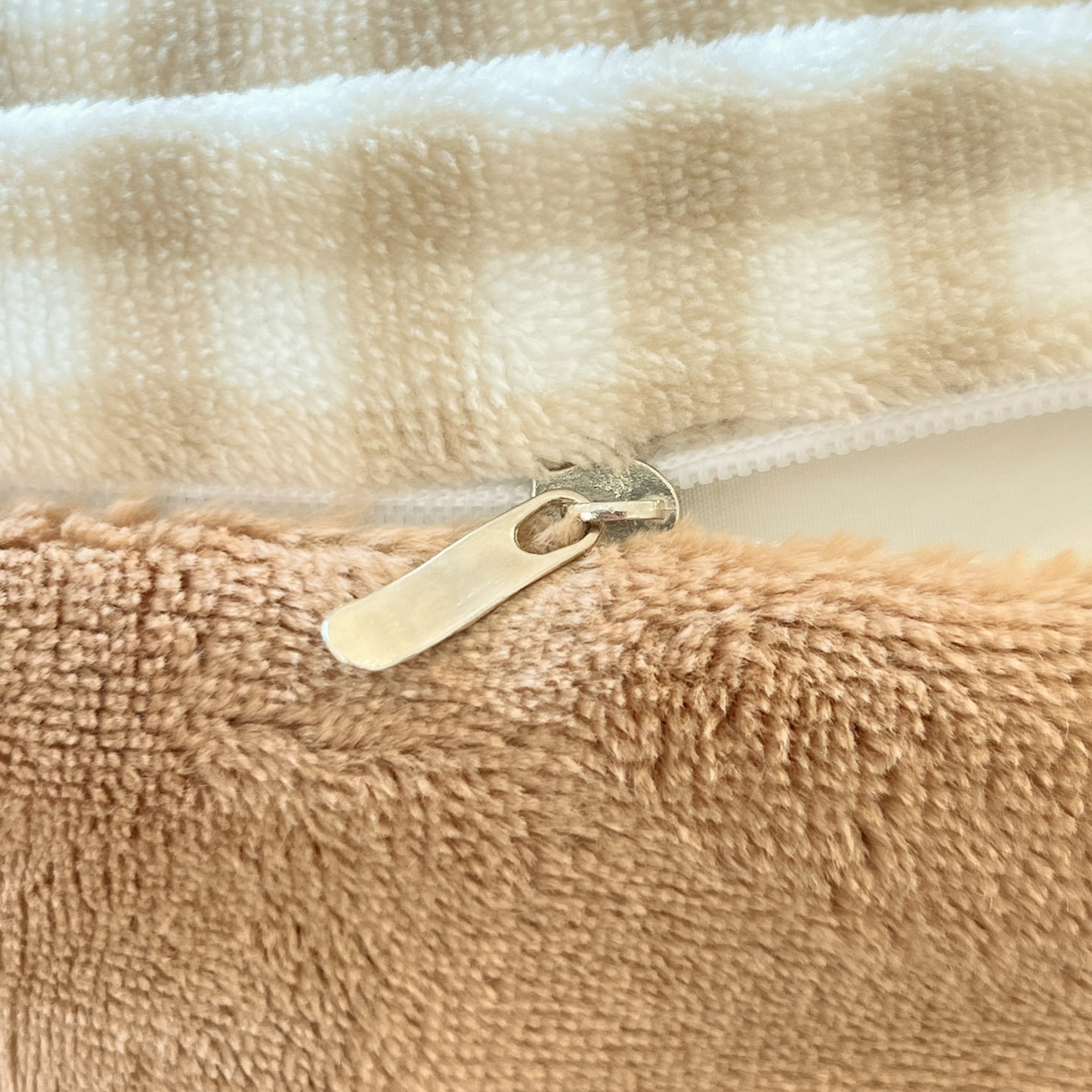 91家纺网 家纺一手货源 找家纺 沐慕 2025新款200克牛奶绒贴布绣四件套 咖格布布