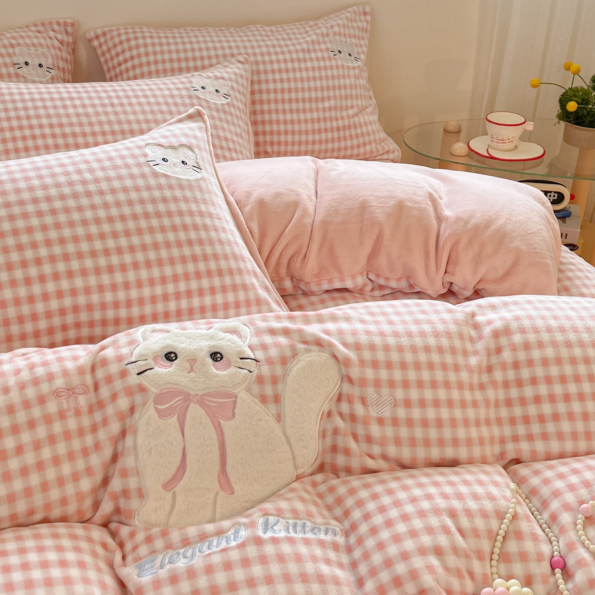 91家纺网 家纺一手货源 找家纺 沐慕 2025新款200克牛奶绒贴布绣四件套 粉格淑女喵