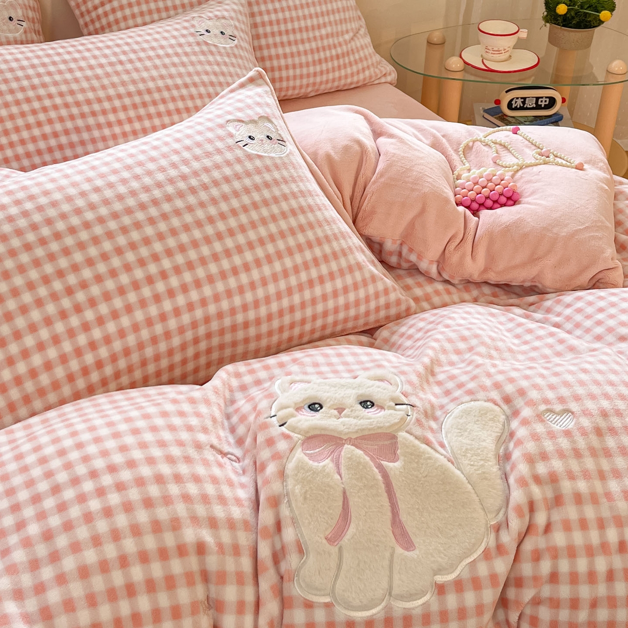 91家纺网 家纺一手货源 找家纺 沐慕 2025新款200克牛奶绒贴布绣四件套 粉格淑女喵