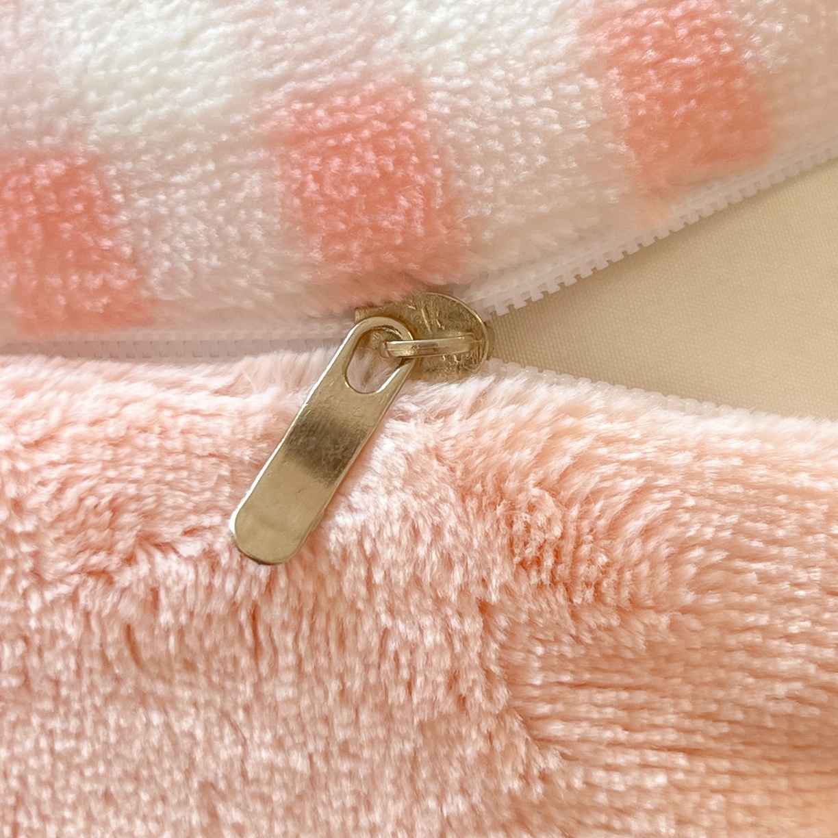 91家纺网 家纺一手货源 找家纺 沐慕 2025新款200克牛奶绒贴布绣四件套 粉格淑女喵