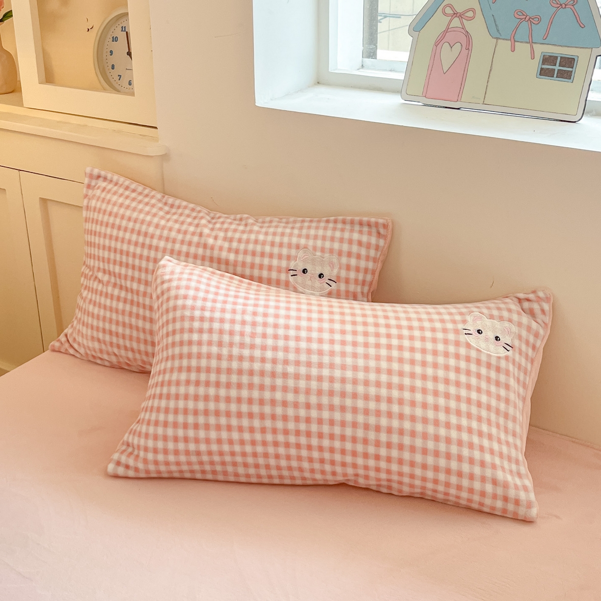 91家纺网 家纺一手货源 找家纺 沐慕 2025新款200克牛奶绒贴布绣四件套 粉格淑女喵