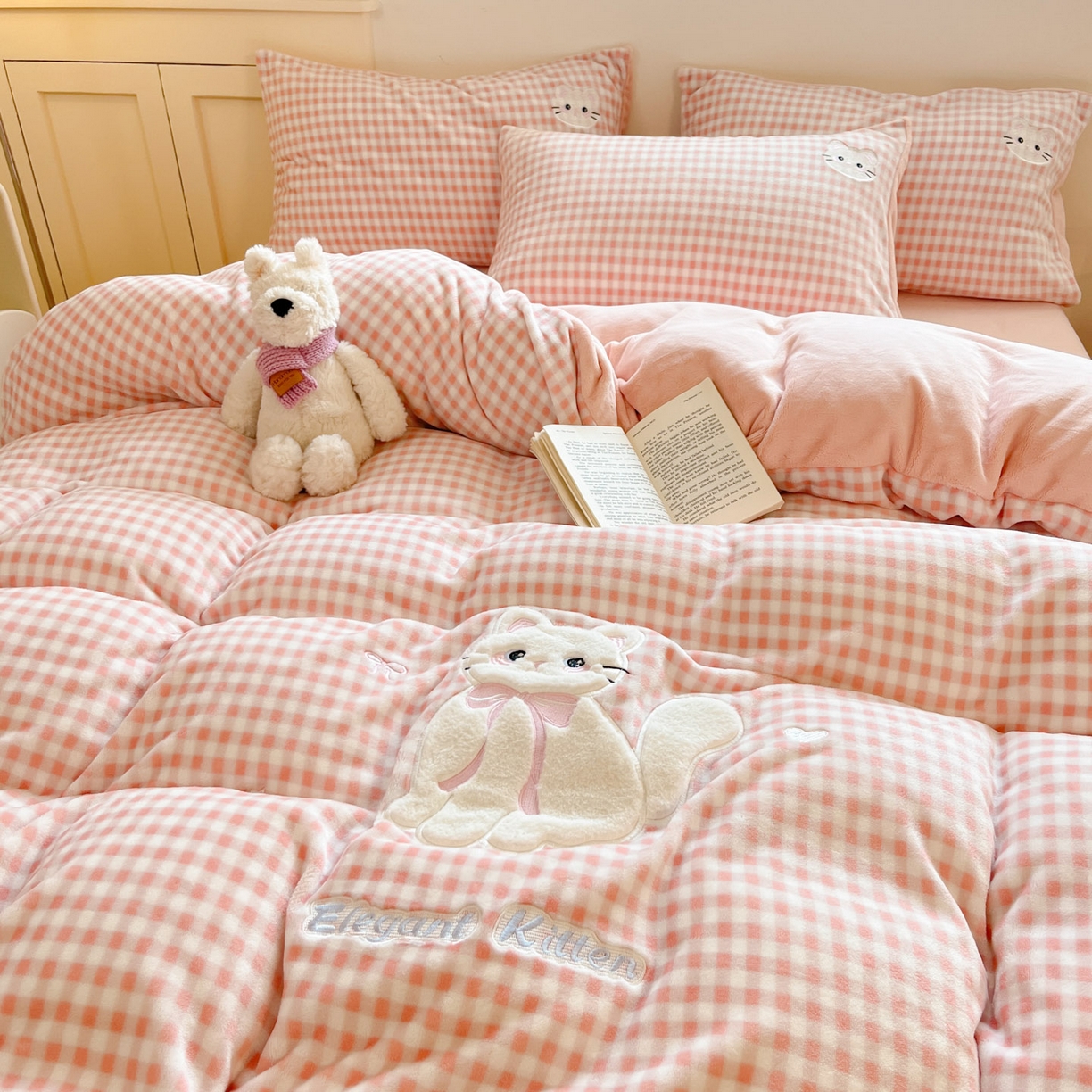 91家纺网 家纺一手货源 找家纺 沐慕 2025新款200克牛奶绒贴布绣四件套 粉格淑女喵