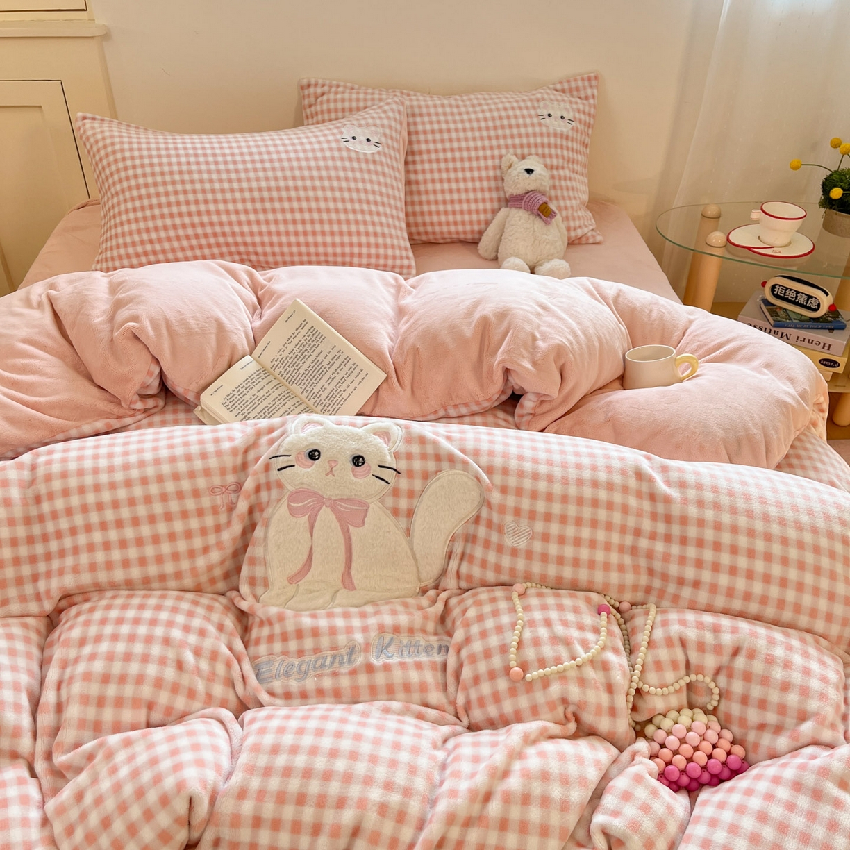 91家纺网 家纺一手货源 找家纺 沐慕 2025新款200克牛奶绒贴布绣四件套 粉格淑女喵