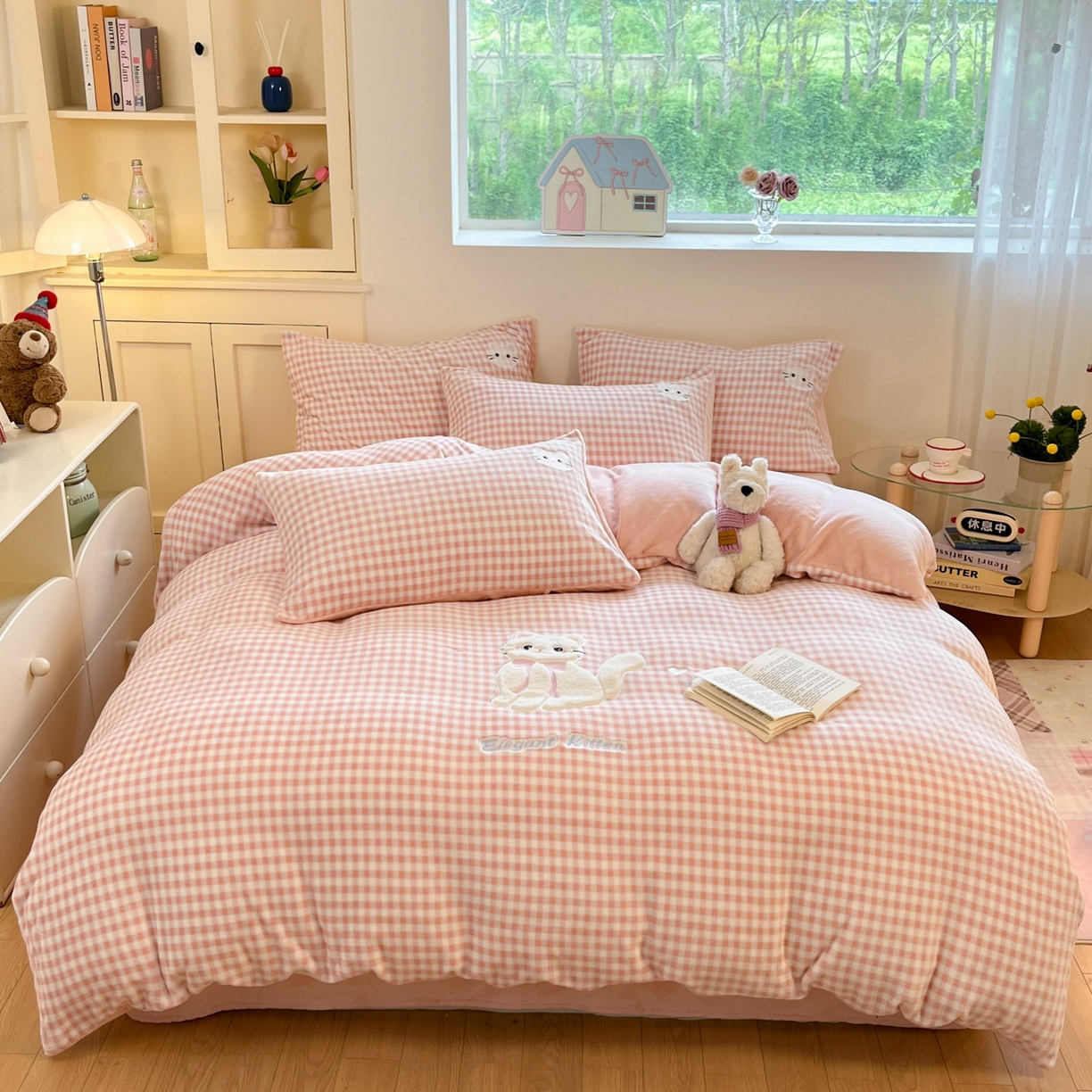 91家纺网 家纺一手货源 找家纺 沐慕 2025新款200克牛奶绒贴布绣四件套 粉格淑女喵