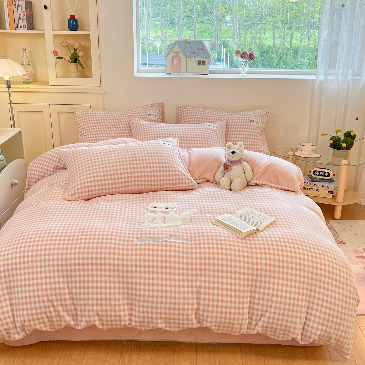 91家纺网 家纺一手货源 找家纺 沐慕 2025新款200克牛奶绒贴布绣四件套 粉格淑女喵