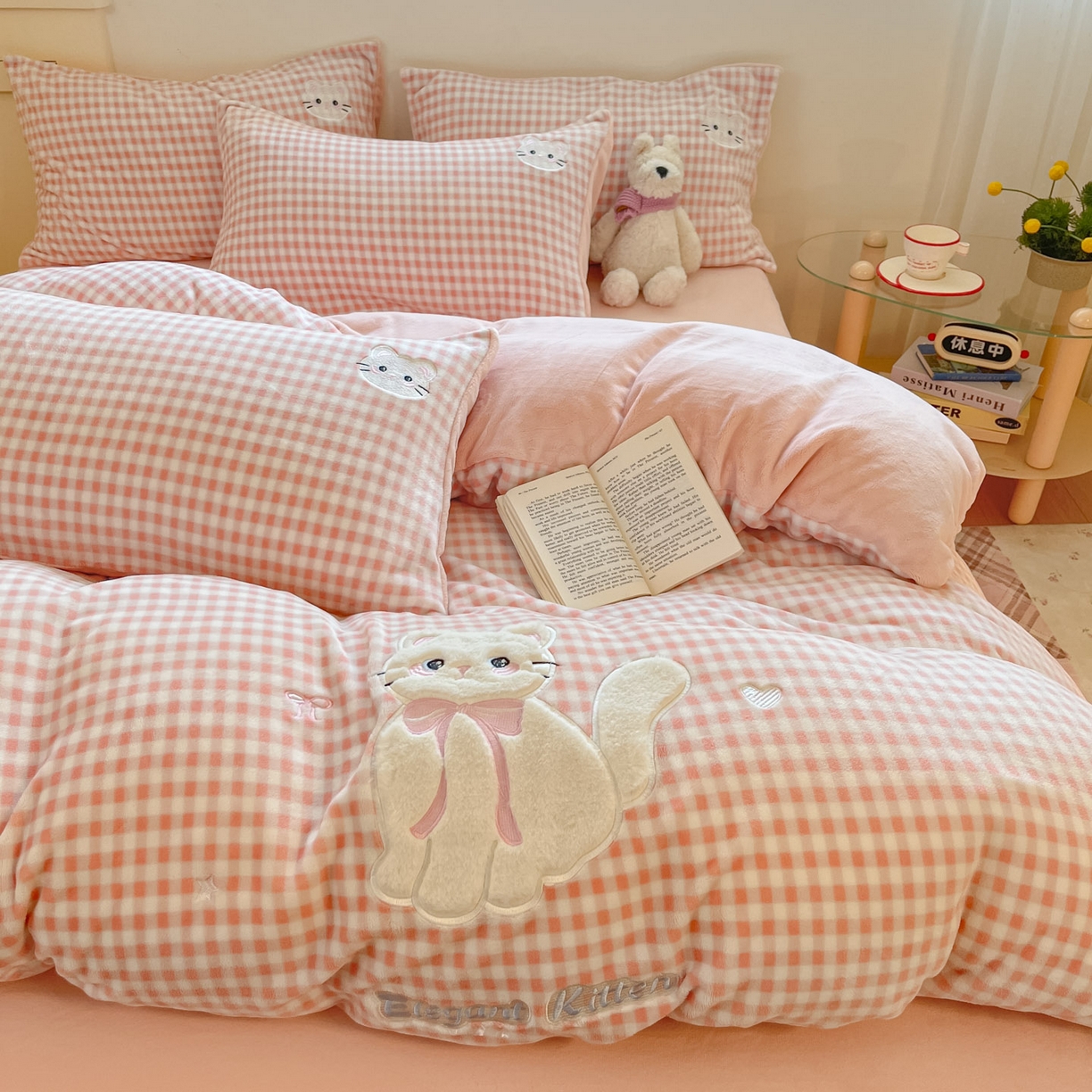 91家纺网 家纺一手货源 找家纺 沐慕 2025新款200克牛奶绒贴布绣四件套 粉格淑女喵