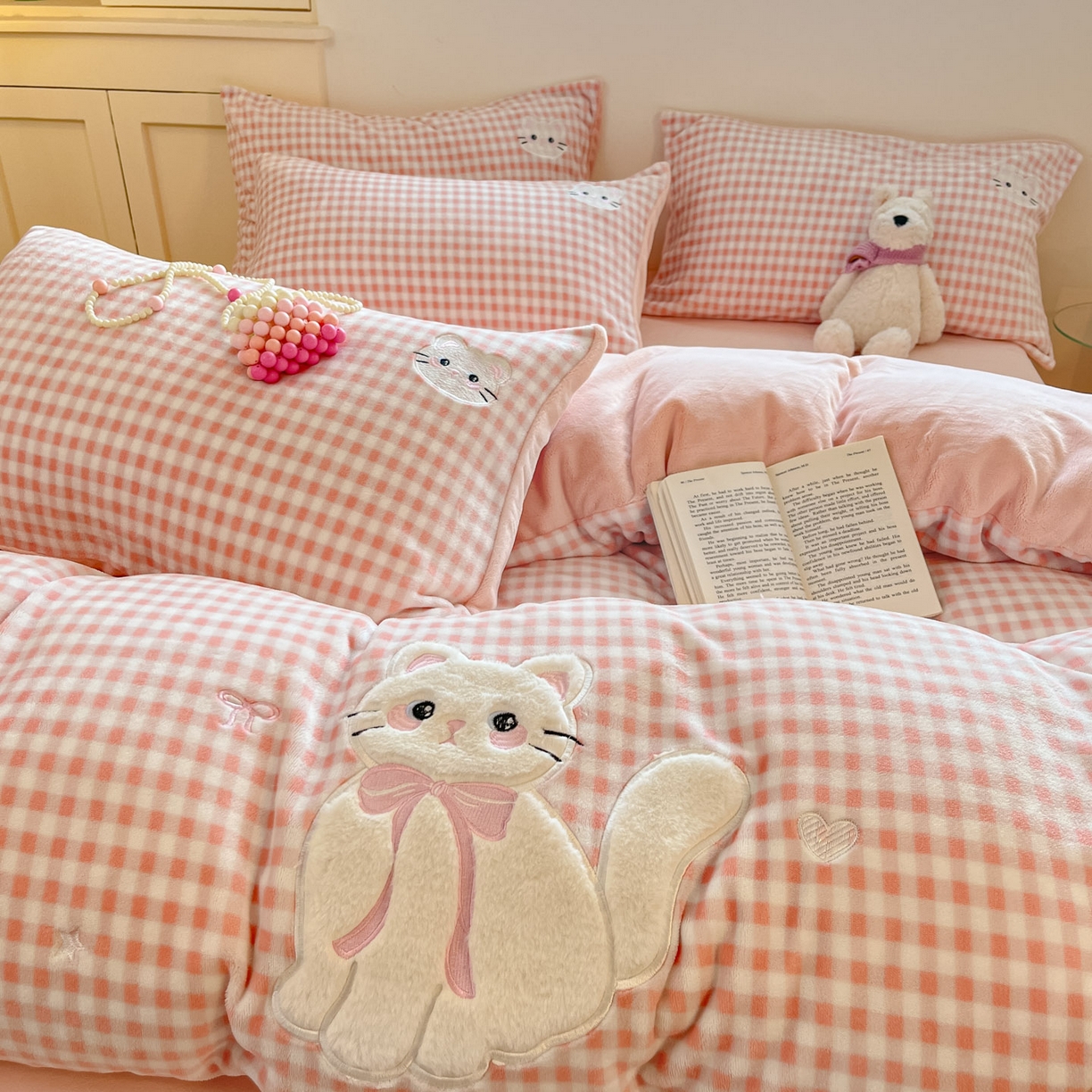 91家纺网 家纺一手货源 找家纺 沐慕 2025新款200克牛奶绒贴布绣四件套 粉格淑女喵