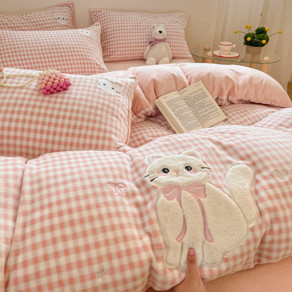 91家纺网 家纺一手货源 找家纺 沐慕 2025新款200克牛奶绒贴布绣四件套 粉格淑女喵