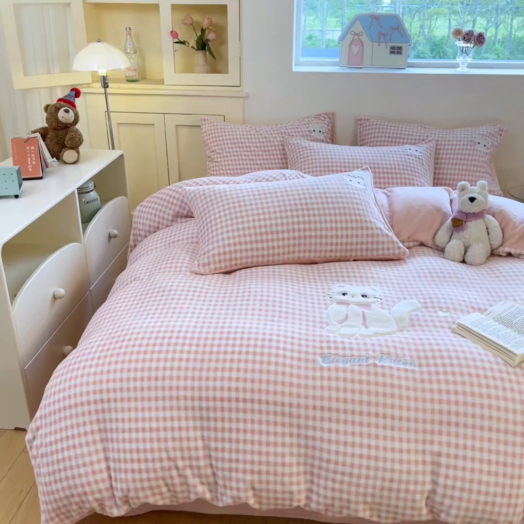 91家纺网 家纺一手货源 找家纺 沐慕 2025新款200克牛奶绒贴布绣四件套 粉格淑女喵