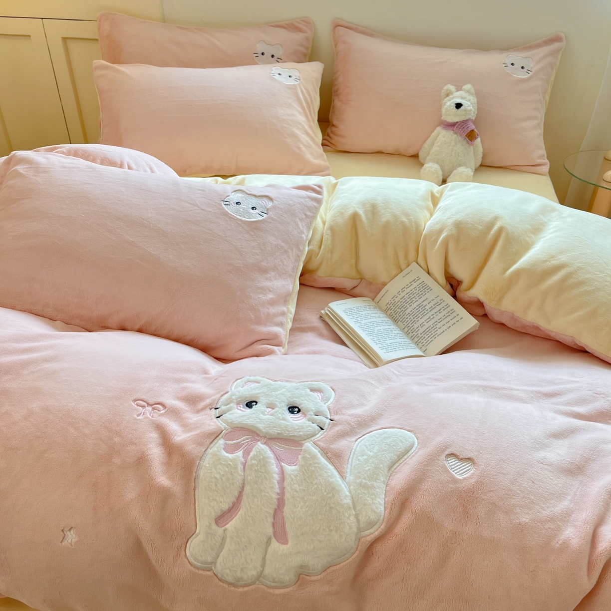 沐慕 2025新款200克牛奶绒贴布绣四件套 粉嫩淑女喵