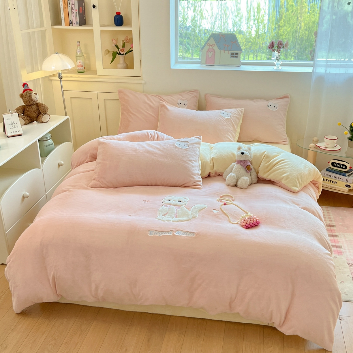 91家纺网 家纺一手货源 找家纺 沐慕 2025新款200克牛奶绒贴布绣四件套 粉嫩淑女喵