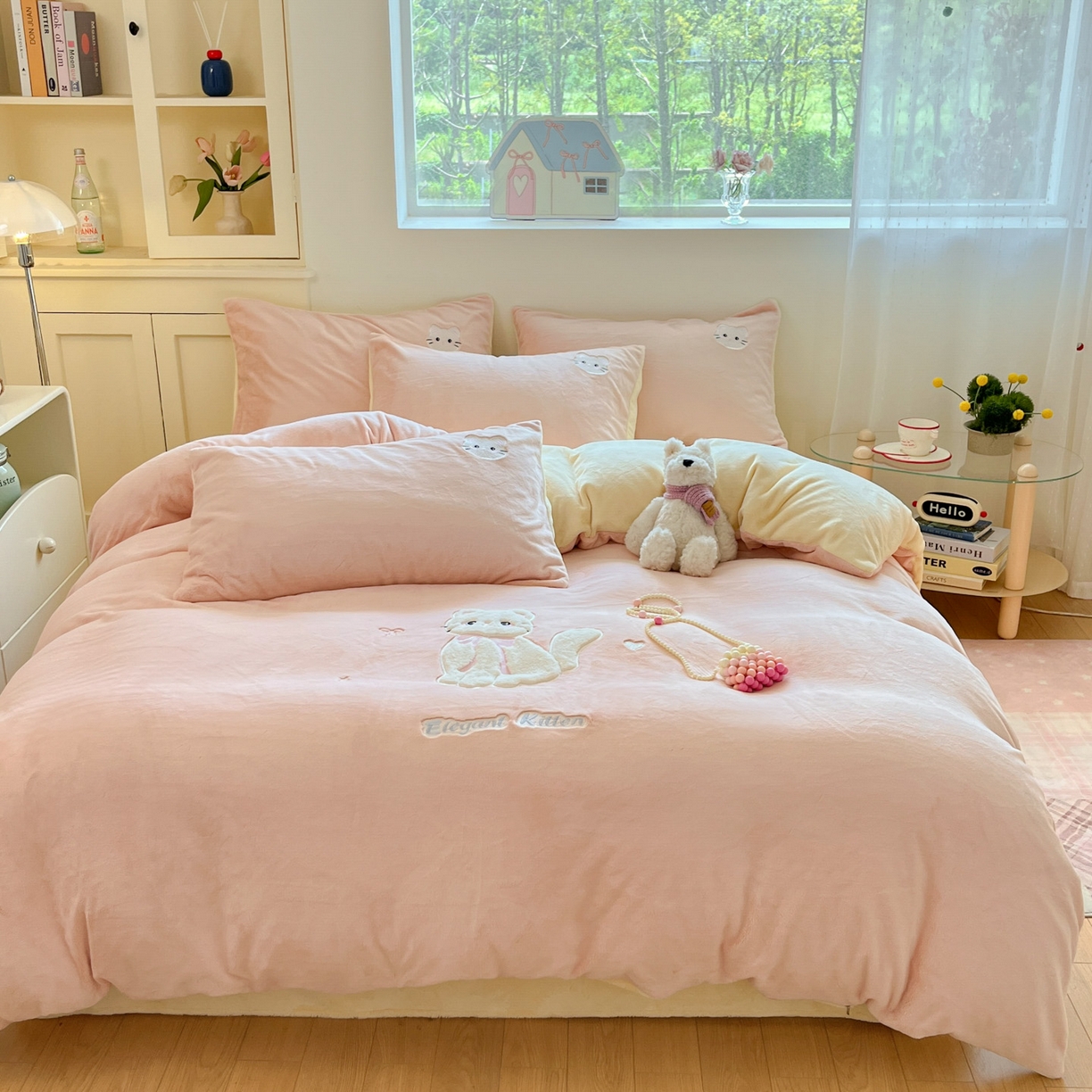 91家纺网 家纺一手货源 找家纺 沐慕 2025新款200克牛奶绒贴布绣四件套 粉嫩淑女喵