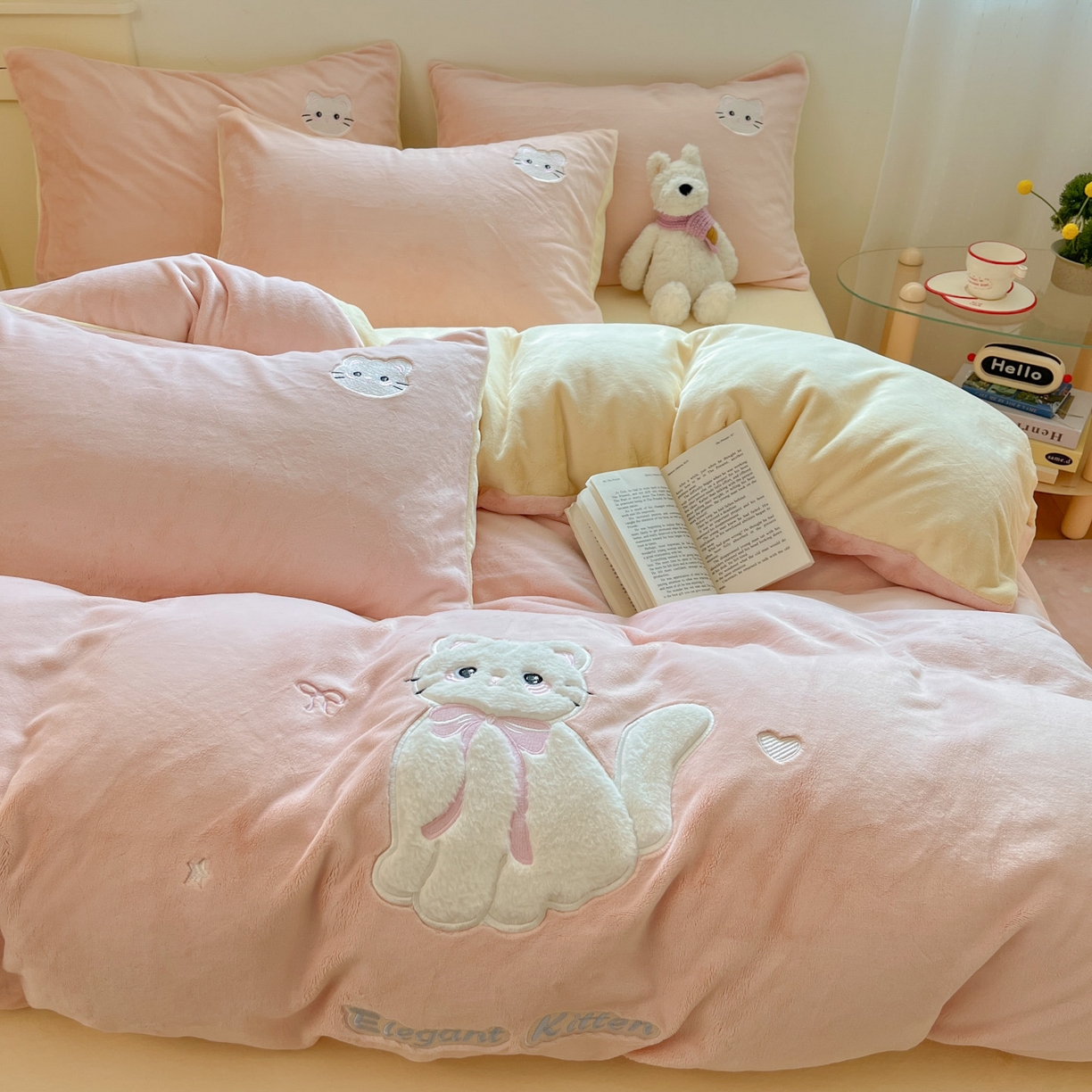 91家纺网 家纺一手货源 找家纺 沐慕 2025新款200克牛奶绒贴布绣四件套 粉嫩淑女喵