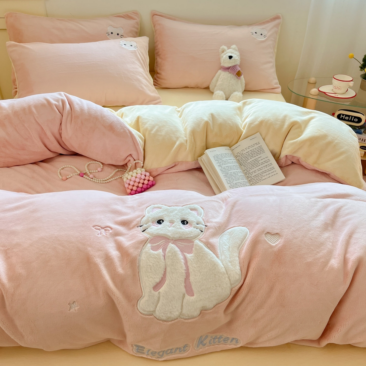 91家纺网 家纺一手货源 找家纺 沐慕 2025新款200克牛奶绒贴布绣四件套 粉嫩淑女喵