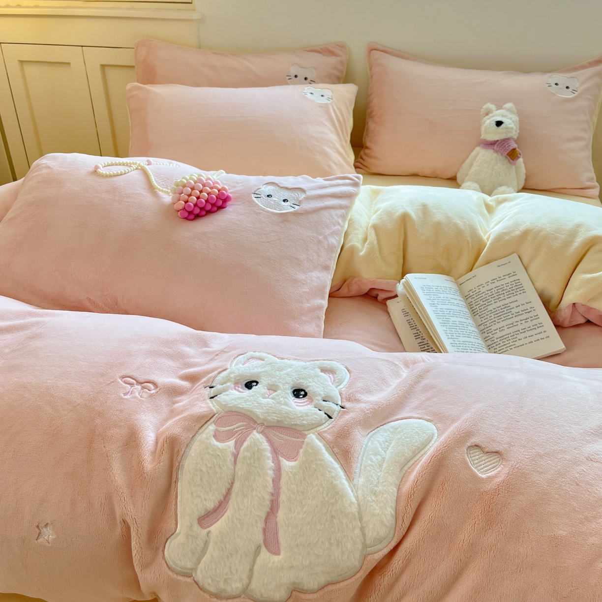 91家纺网 家纺一手货源 找家纺 沐慕 2025新款200克牛奶绒贴布绣四件套 粉嫩淑女喵