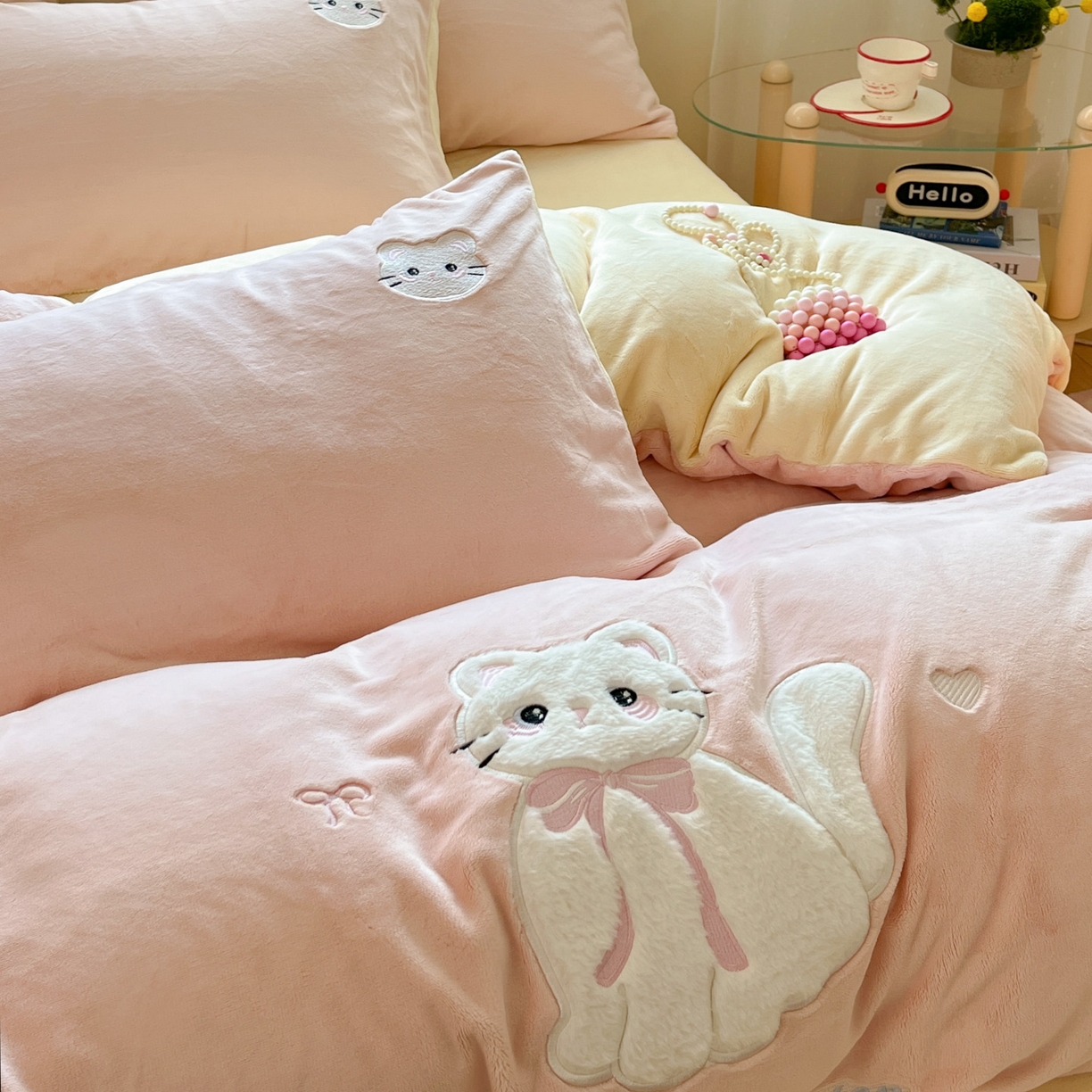 91家纺网 家纺一手货源 找家纺 沐慕 2025新款200克牛奶绒贴布绣四件套 粉嫩淑女喵