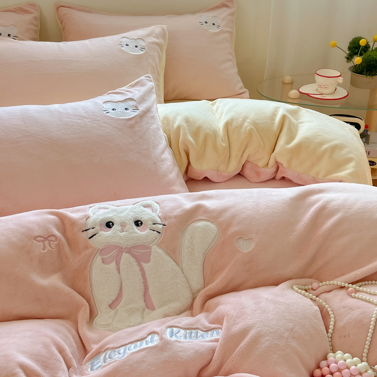 91家纺网 家纺一手货源 找家纺 沐慕 2025新款200克牛奶绒贴布绣四件套 粉嫩淑女喵