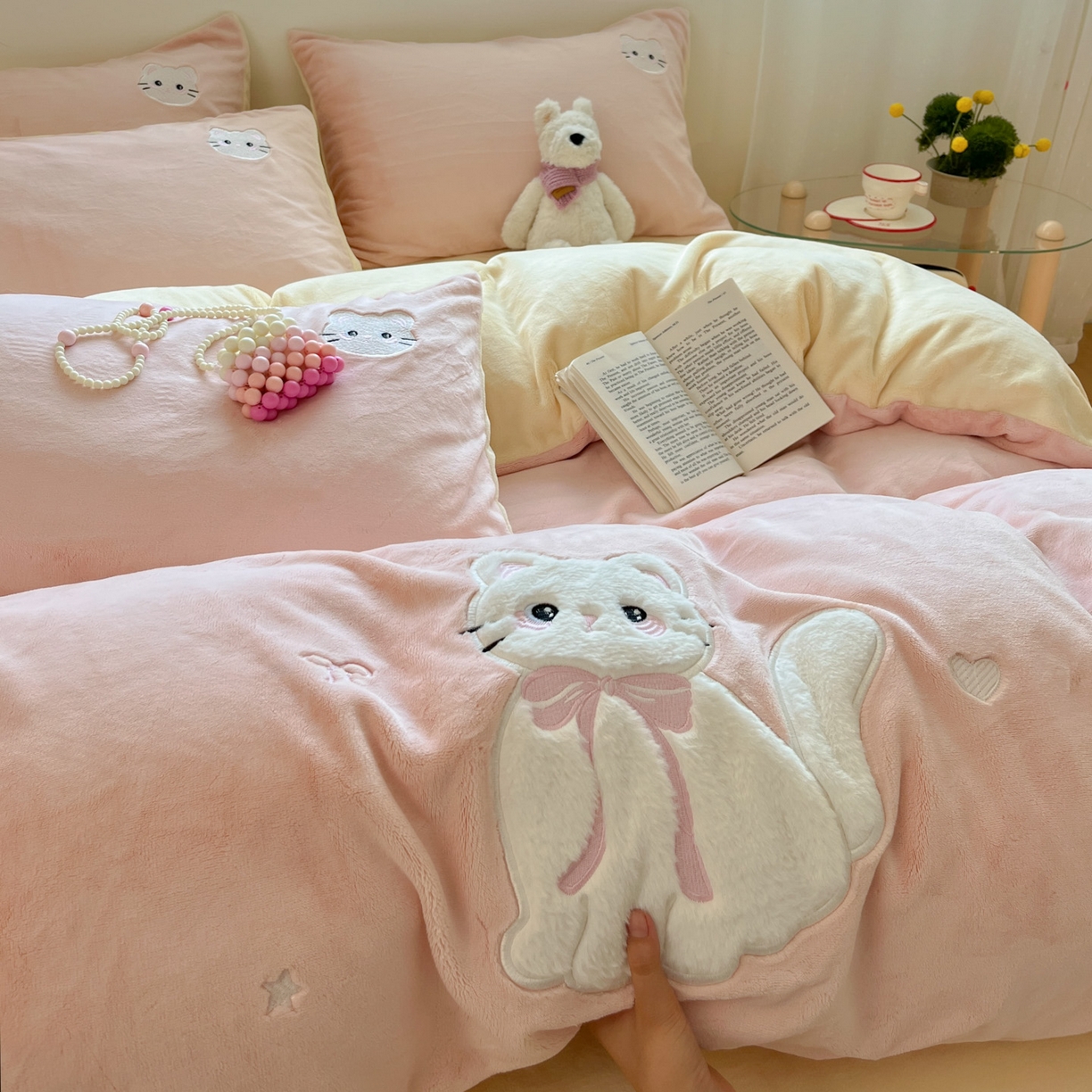 91家纺网 家纺一手货源 找家纺 沐慕 2025新款200克牛奶绒贴布绣四件套 粉嫩淑女喵